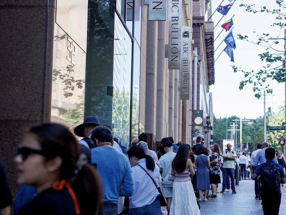 Không chỉ người Việt Nam, người dân của quốc gia này cũng đang xếp hàng dài chờ mua vàng- Ảnh 2.