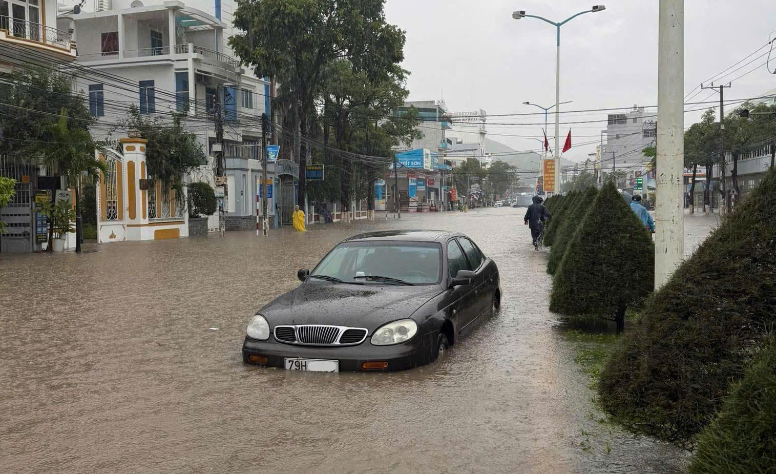 Hình ảnh chỉ 1 trận mưa lớn, Nha Trang chìm trong biển nước- Ảnh 6. Hình ảnh chỉ 1 trận mưa lớn, Nha Trang chìm trong biển nước- Ảnh 6.