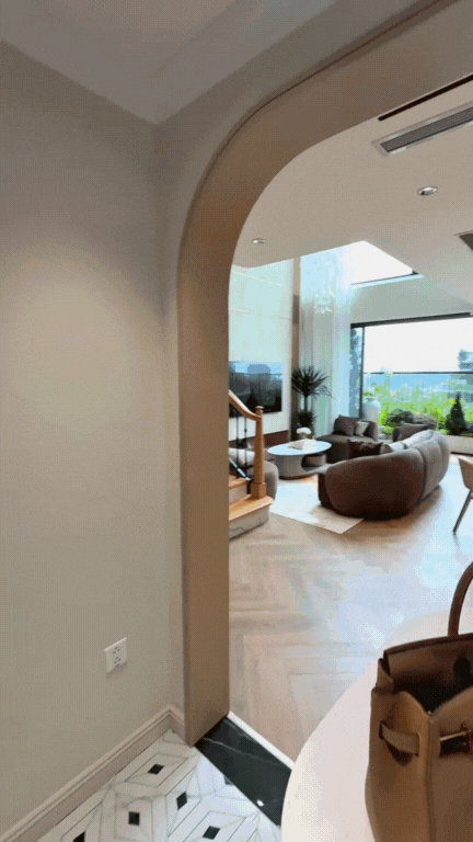 10 nghìn người xuýt xoa trước căn hộ duplex với ban công xanh mướt lưng chừng trời: "Ở chung cư mà sướng hơn cả nhà phố thế này?"- Ảnh 3. 10 nghìn người xuýt xoa trước căn hộ duplex với ban công xanh mướt lưng chừng trời: "Ở chung cư mà sướng hơn cả nhà phố thế này?"- Ảnh 3.