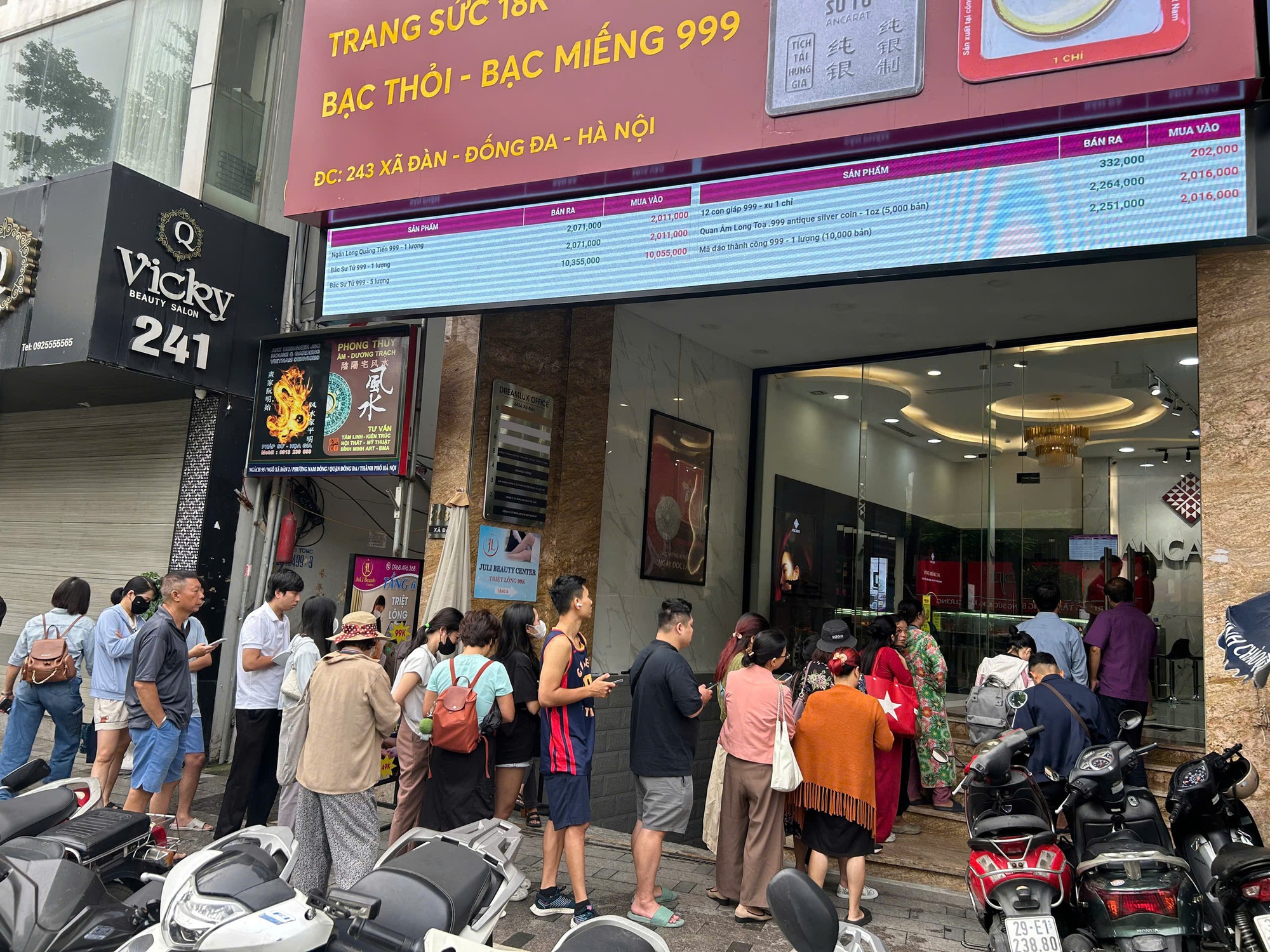 Bạc tăng lên đỉnh mọi thời đại, người Hà Nội xếp hàng mua từ sáng sớm- Ảnh 1. Bạc tăng lên đỉnh mọi thời đại, người Hà Nội xếp hàng mua từ sáng sớm- Ảnh 1.