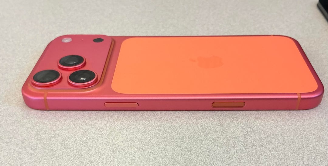 Kỳ lạ chiếc iPhone 17 Pro Max Cam Vũ Trụ bỗng đổi sang màu hồng đỏ- Ảnh 3. Kỳ lạ chiếc iPhone 17 Pro Max Cam Vũ Trụ bỗng đổi sang màu hồng đỏ- Ảnh 3.