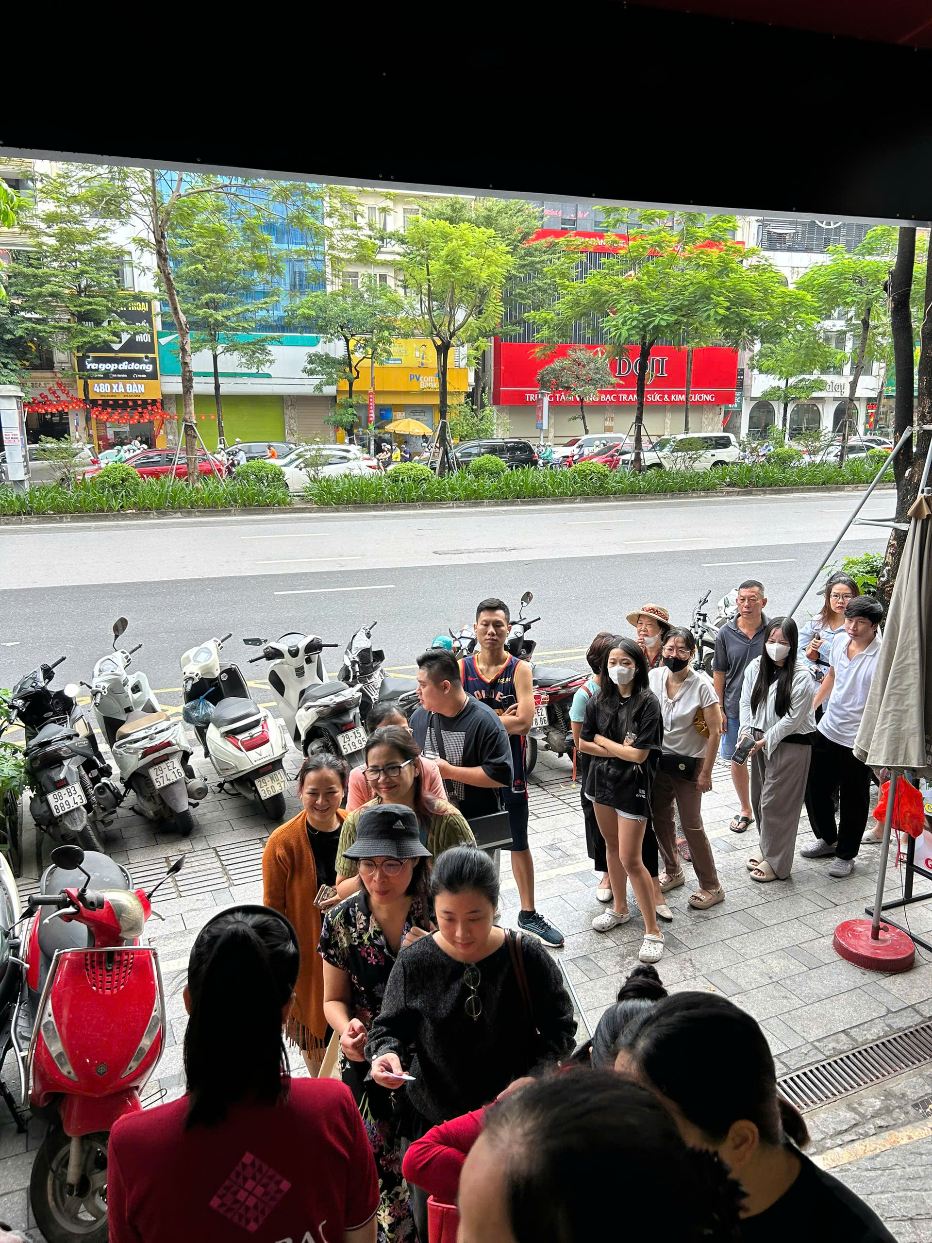 Bạc tăng lên đỉnh mọi thời đại, người Hà Nội xếp hàng mua từ sáng sớm- Ảnh 5. Bạc tăng lên đỉnh mọi thời đại, người Hà Nội xếp hàng mua từ sáng sớm- Ảnh 5.
