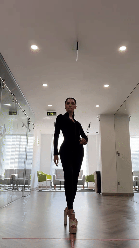 Hương Giang khoe clip catwalk, dân tình thắc mắc 1000 điều- Ảnh 1. Hương Giang khoe clip catwalk, dân tình thắc mắc 1000 điều- Ảnh 1.
