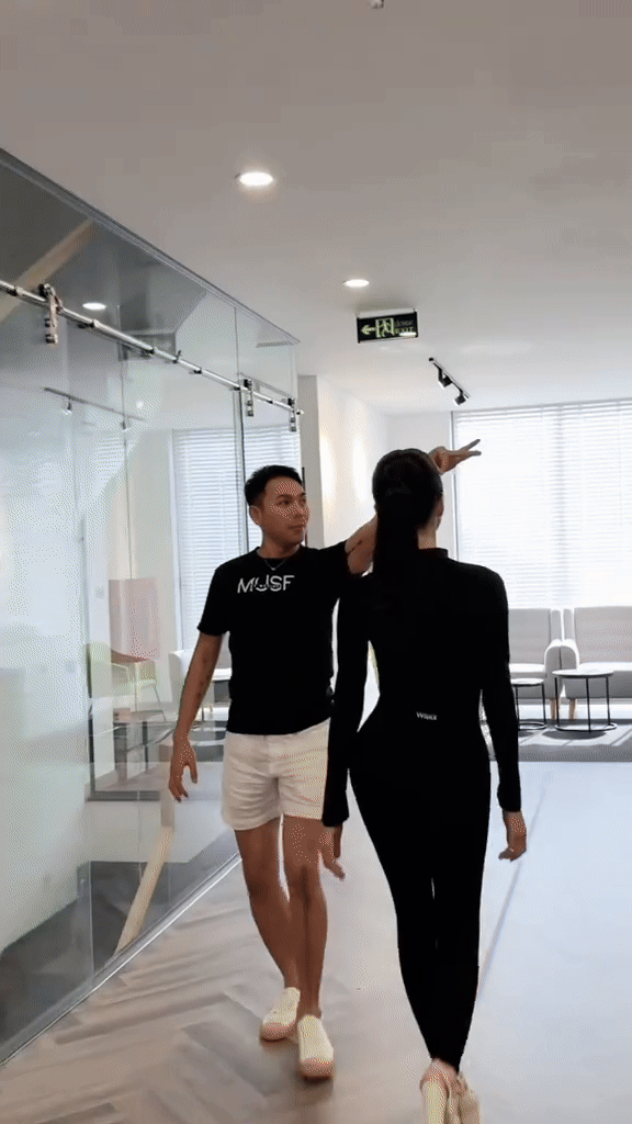 Hương Giang khoe clip catwalk, dân tình thắc mắc 1000 điều- Ảnh 2. Hương Giang khoe clip catwalk, dân tình thắc mắc 1000 điều- Ảnh 2.