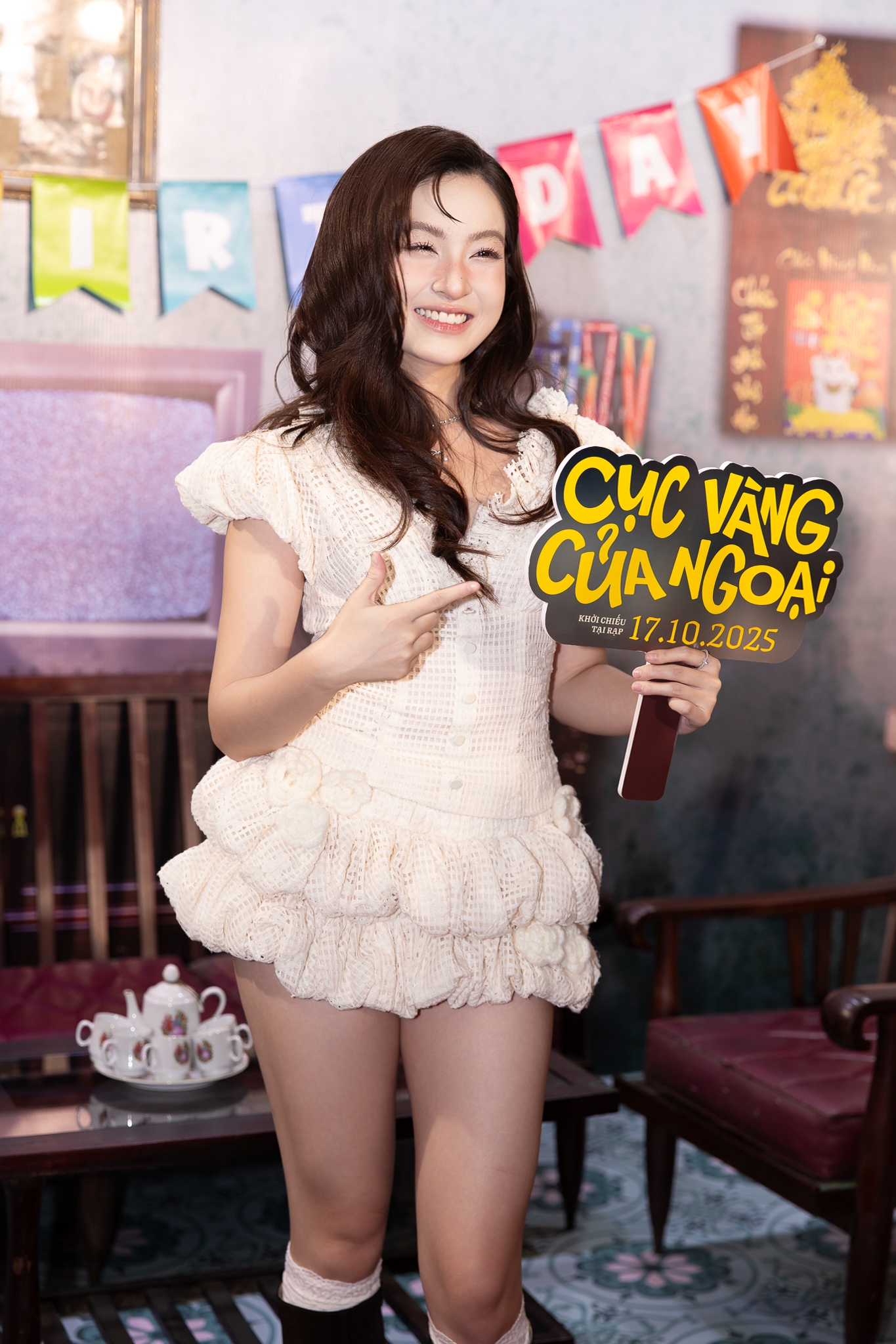 Thảm đỏ hot nhất hôm nay: Hoa hậu Khánh Vân khoe body cực bén giữa tin đồn có bầu, dàn nam thần trăm tỷ náo loạn sự kiện- Ảnh 16. Thảm đỏ hot nhất hôm nay: Hoa hậu Khánh Vân khoe body cực bén giữa tin đồn có bầu, dàn nam thần trăm tỷ náo loạn sự kiện- Ảnh 16.