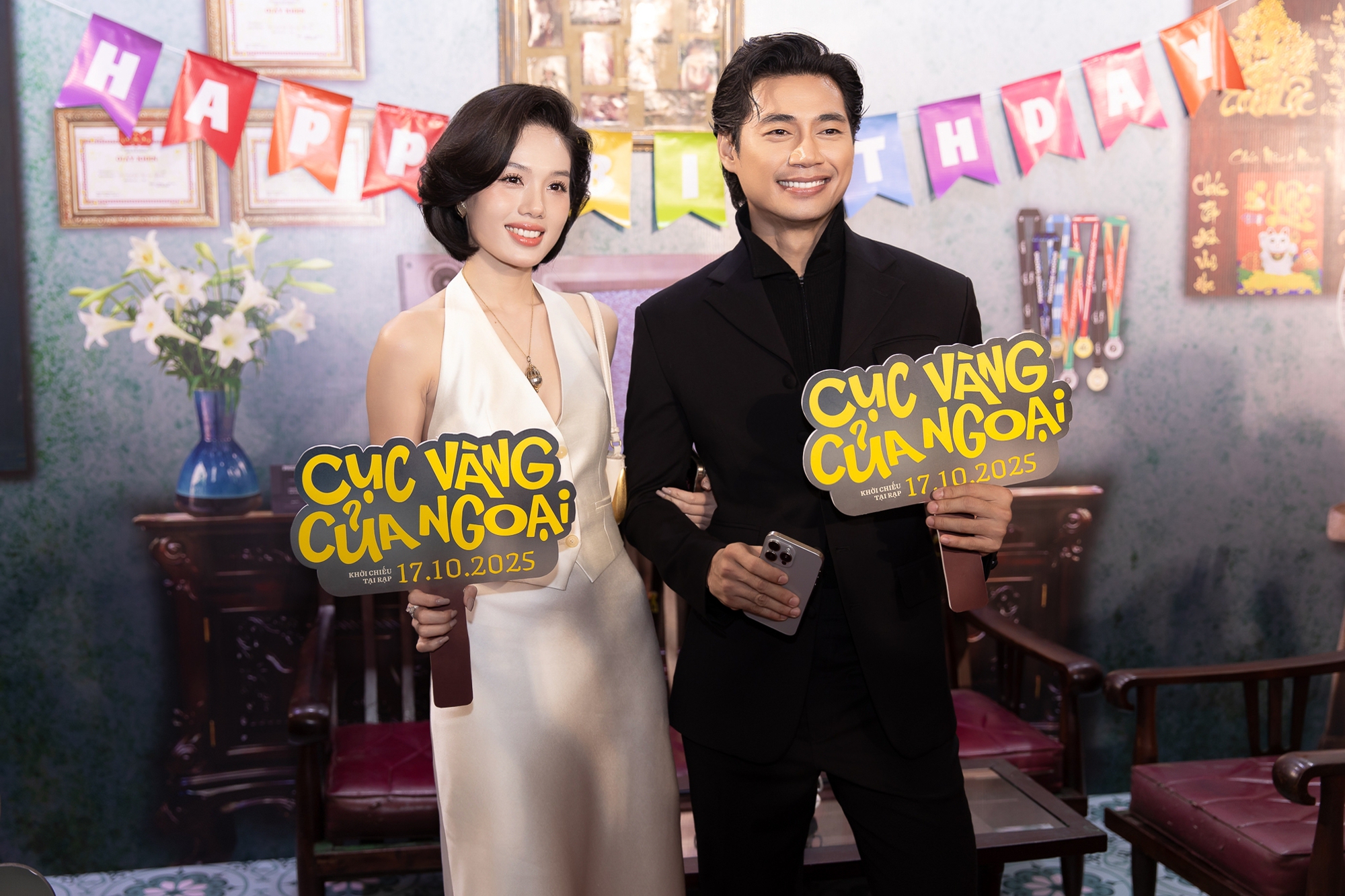 Thảm đỏ hot nhất hôm nay: Hoa hậu Khánh Vân khoe body cực bén giữa tin đồn có bầu, dàn nam thần trăm tỷ náo loạn sự kiện- Ảnh 12. Thảm đỏ hot nhất hôm nay: Hoa hậu Khánh Vân khoe body cực bén giữa tin đồn có bầu, dàn nam thần trăm tỷ náo loạn sự kiện- Ảnh 12.