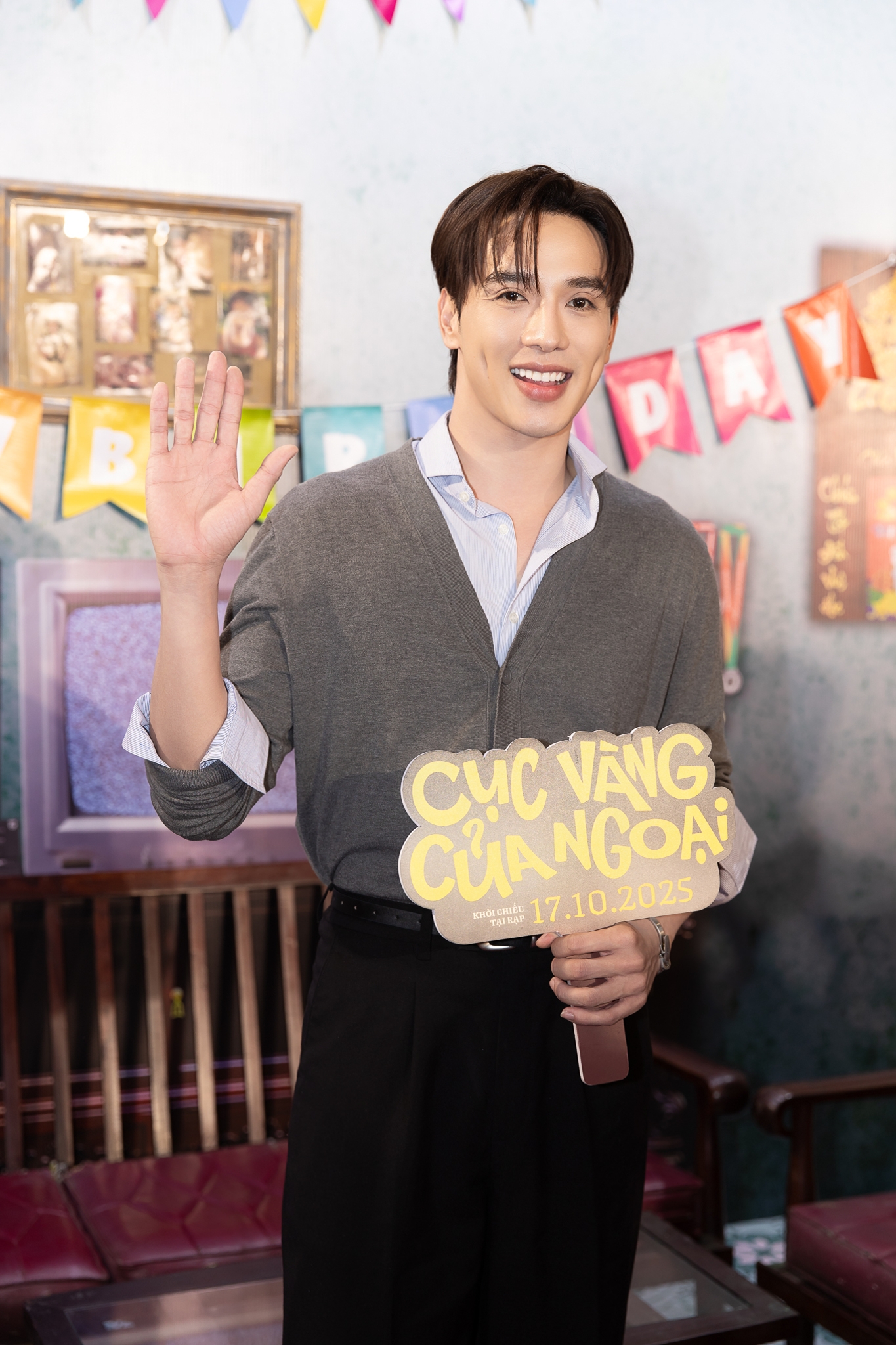 Thảm đỏ hot nhất hôm nay: Hoa hậu Khánh Vân khoe body cực bén giữa tin đồn có bầu, dàn nam thần trăm tỷ náo loạn sự kiện- Ảnh 9. Thảm đỏ hot nhất hôm nay: Hoa hậu Khánh Vân khoe body cực bén giữa tin đồn có bầu, dàn nam thần trăm tỷ náo loạn sự kiện- Ảnh 9.