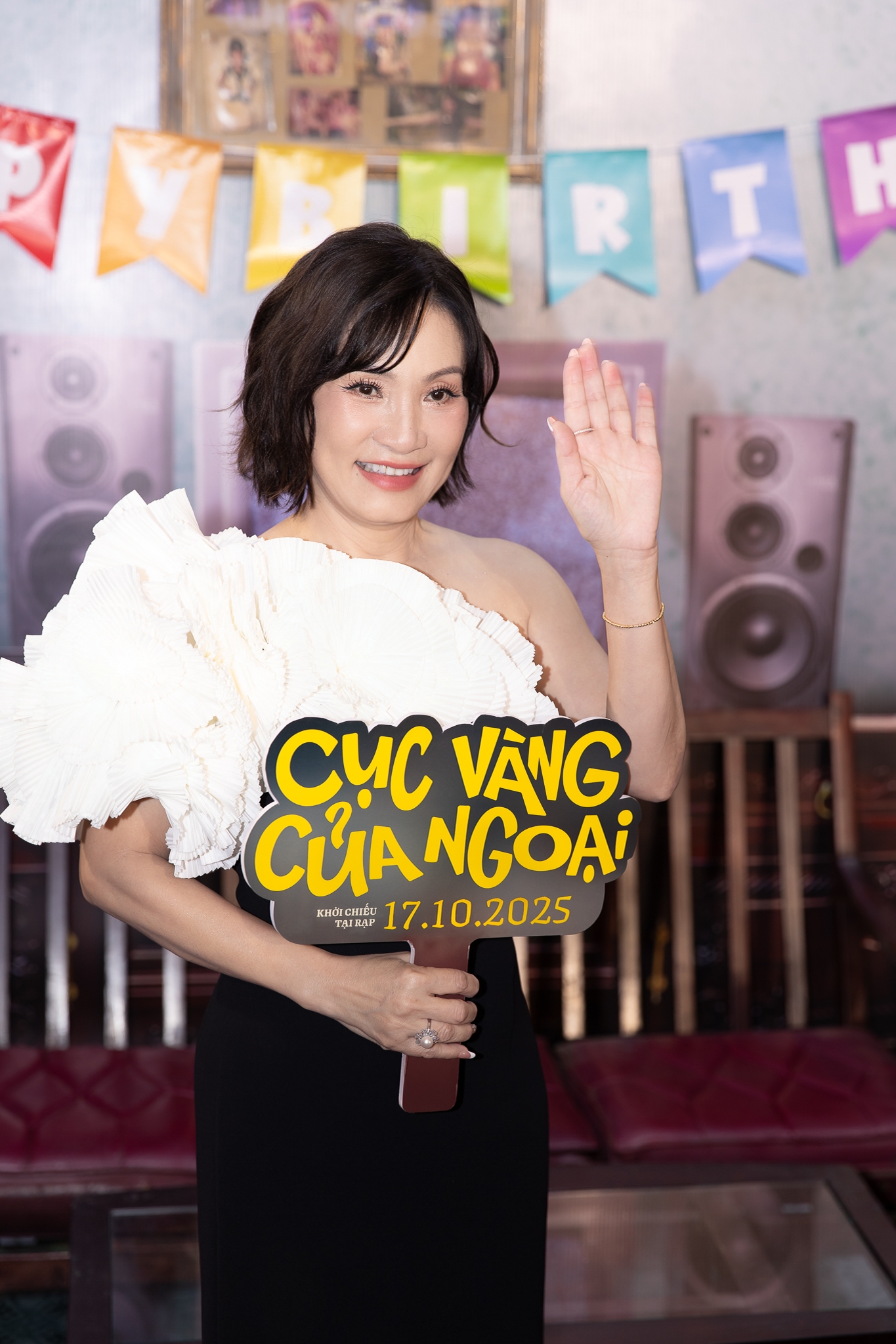 Thảm đỏ hot nhất hôm nay: Hoa hậu Khánh Vân khoe body cực bén giữa tin đồn có bầu, dàn nam thần trăm tỷ náo loạn sự kiện- Ảnh 3. Thảm đỏ hot nhất hôm nay: Hoa hậu Khánh Vân khoe body cực bén giữa tin đồn có bầu, dàn nam thần trăm tỷ náo loạn sự kiện- Ảnh 3.