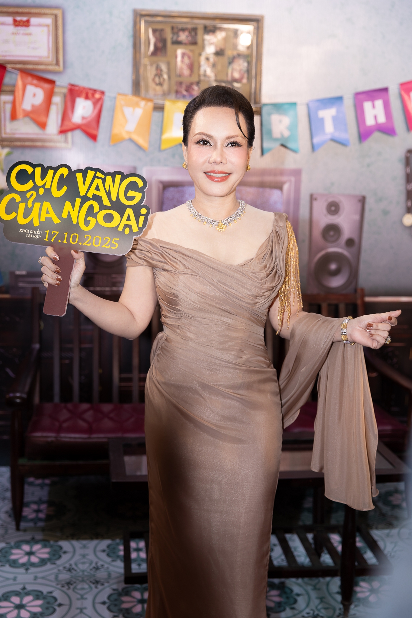 Thảm đỏ hot nhất hôm nay: Hoa hậu Khánh Vân khoe body cực bén giữa tin đồn có bầu, dàn nam thần trăm tỷ náo loạn sự kiện- Ảnh 2. Thảm đỏ hot nhất hôm nay: Hoa hậu Khánh Vân khoe body cực bén giữa tin đồn có bầu, dàn nam thần trăm tỷ náo loạn sự kiện- Ảnh 2.