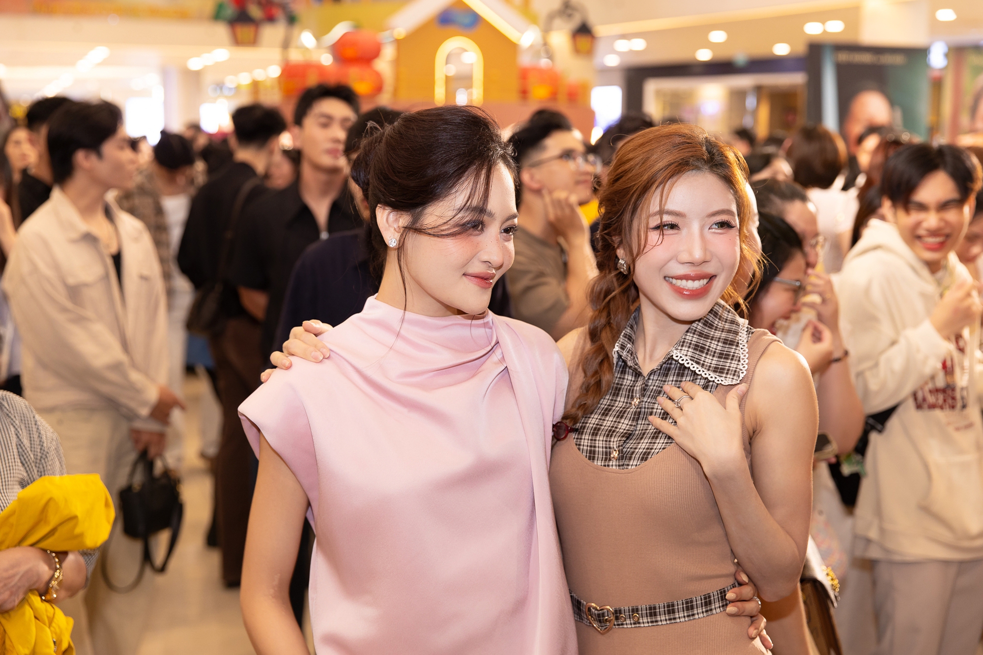 Thảm đỏ hot nhất hôm nay: Hoa hậu Khánh Vân khoe body cực bén giữa tin đồn có bầu, dàn nam thần trăm tỷ náo loạn sự kiện- Ảnh 8. Thảm đỏ hot nhất hôm nay: Hoa hậu Khánh Vân khoe body cực bén giữa tin đồn có bầu, dàn nam thần trăm tỷ náo loạn sự kiện- Ảnh 8.