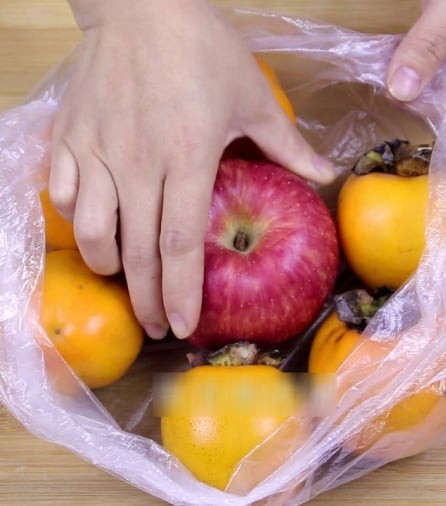 Mua hồng giòn về, không muốn ăn bị chát đắng thì cứ theo 4 mẹo này đảm bảo chín đều, ăn lại ngọt đậm đà- Ảnh 2. Mua hồng giòn về, không muốn ăn bị chát đắng thì cứ theo 4 mẹo này đảm bảo chín đều, ăn lại ngọt đậm đà- Ảnh 2.