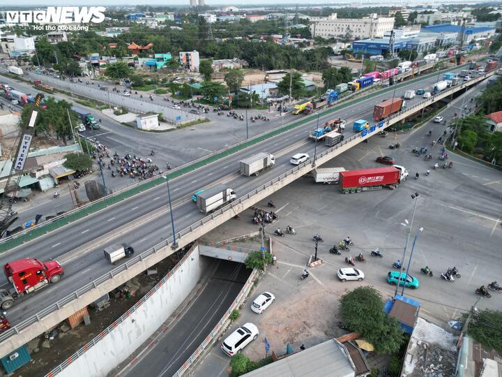 TP.HCM đẩy nhanh tiến độ loạt dự án giao thông cửa ngõ- Ảnh 3. TP.HCM đẩy nhanh tiến độ loạt dự án giao thông cửa ngõ- Ảnh 3.