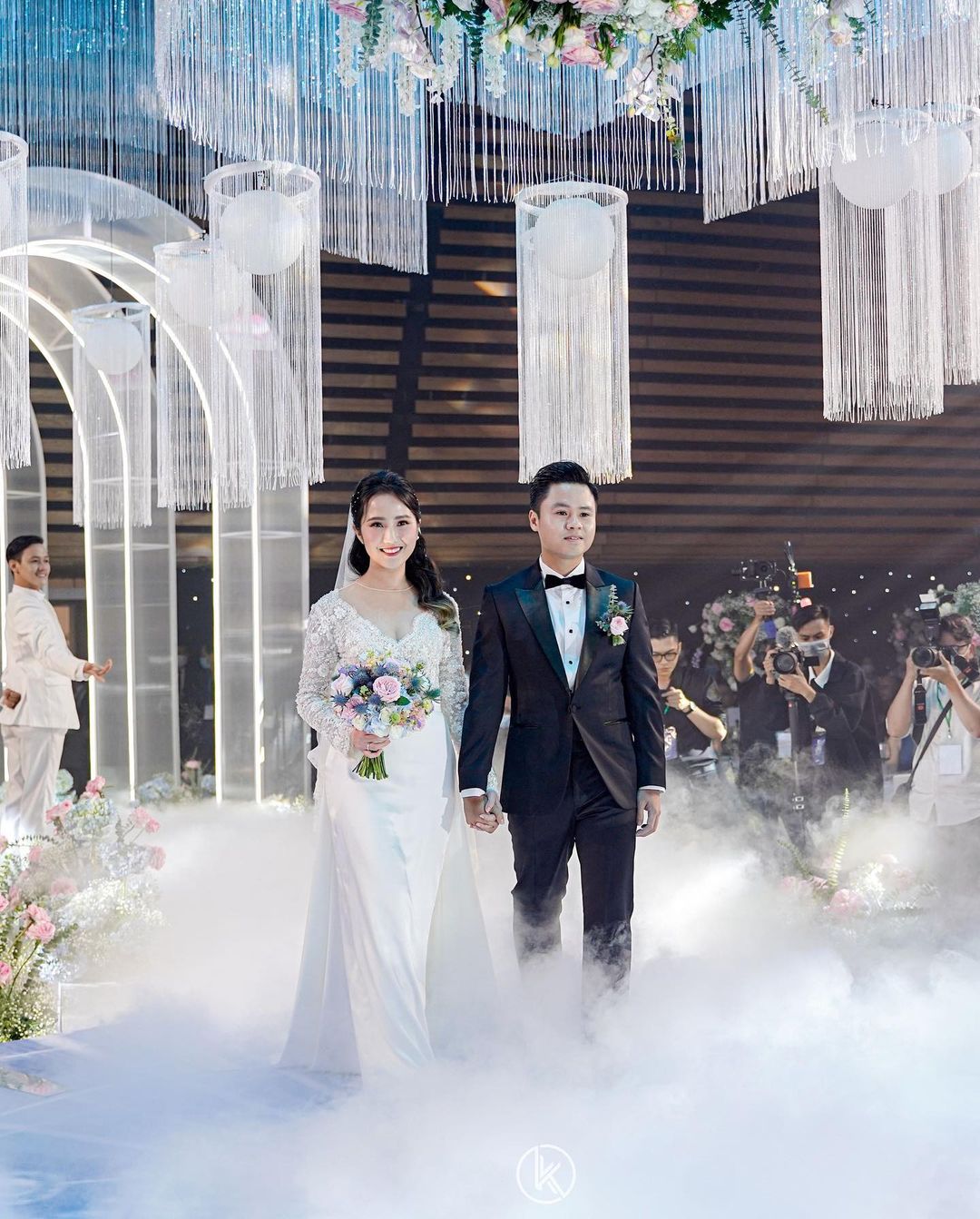 Đám cưới xa xỉ lên đến 20 tỷ của ông chủ Saigon Square và con gái cô hiệu trưởng- Ảnh 8. Đám cưới xa xỉ lên đến 20 tỷ của ông chủ Saigon Square và con gái cô hiệu trưởng- Ảnh 8.
