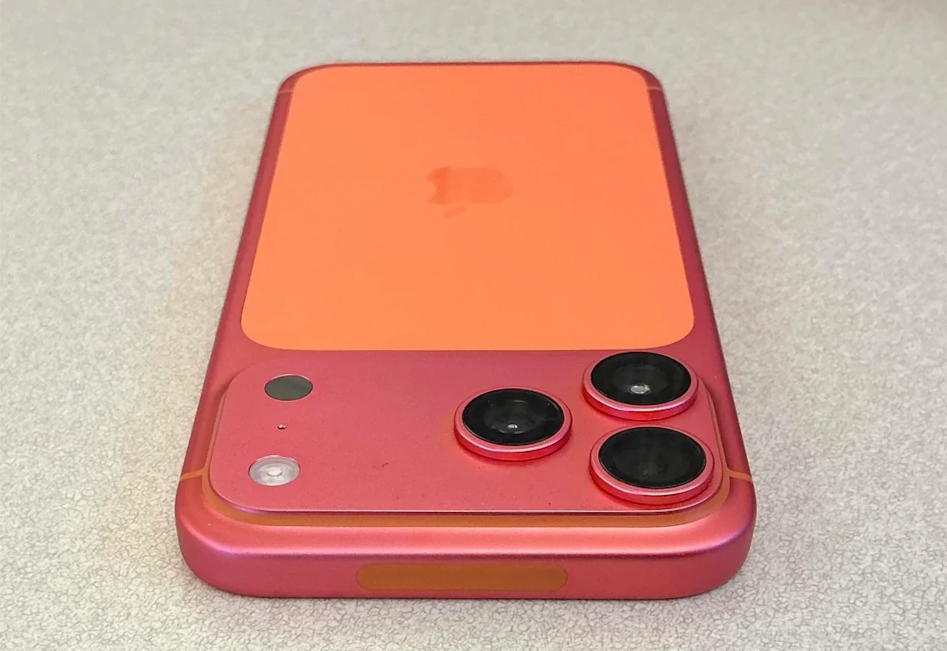 Kỳ lạ chiếc iPhone 17 Pro Max Cam Vũ Trụ bỗng đổi sang màu hồng đỏ- Ảnh 2. Kỳ lạ chiếc iPhone 17 Pro Max Cam Vũ Trụ bỗng đổi sang màu hồng đỏ- Ảnh 2.