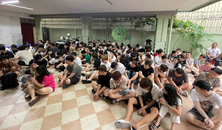 Campuchia phá loạt đường dây lừa đảo trực tuyến, bắt hơn 3.400 nghi phạm- Ảnh 1. Campuchia phá loạt đường dây lừa đảo trực tuyến, bắt hơn 3.400 nghi phạm- Ảnh 1.