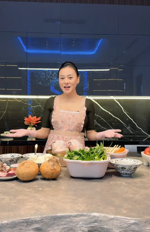 Vì sao Phương Oanh chủ động dừng lại?- Ảnh 2. Vì sao Phương Oanh chủ động dừng lại?- Ảnh 2.