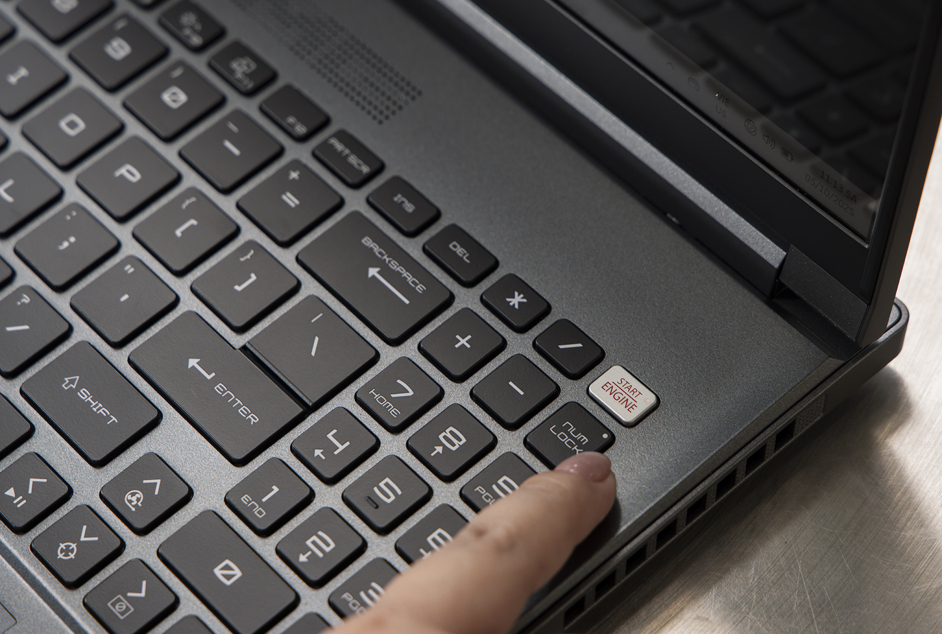 Trải nghiệm laptop là 'cú bắt tay' giữa MSI và Mercedes-AMG: Thiết kế khác biệt, hiệu năng mạnh mẽ, giá bằng một chiếc SH- Ảnh 7. Trải nghiệm laptop là 'cú bắt tay' giữa MSI và Mercedes-AMG: Thiết kế khác biệt, hiệu năng mạnh mẽ, giá bằng một chiếc SH- Ảnh 7.