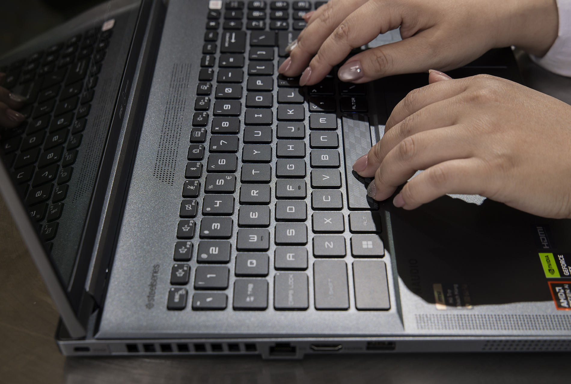 Trải nghiệm laptop là 'cú bắt tay' giữa MSI và Mercedes-AMG: Thiết kế khác biệt, hiệu năng mạnh mẽ, giá bằng một chiếc SH- Ảnh 4. Trải nghiệm laptop là 'cú bắt tay' giữa MSI và Mercedes-AMG: Thiết kế khác biệt, hiệu năng mạnh mẽ, giá bằng một chiếc SH- Ảnh 4.