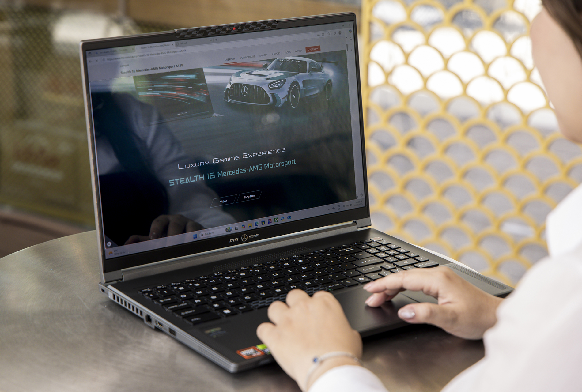 Trải nghiệm laptop là 'cú bắt tay' giữa MSI và Mercedes-AMG: Thiết kế khác biệt, hiệu năng mạnh mẽ, giá bằng một chiếc SH- Ảnh 3. Trải nghiệm laptop là 'cú bắt tay' giữa MSI và Mercedes-AMG: Thiết kế khác biệt, hiệu năng mạnh mẽ, giá bằng một chiếc SH- Ảnh 3.