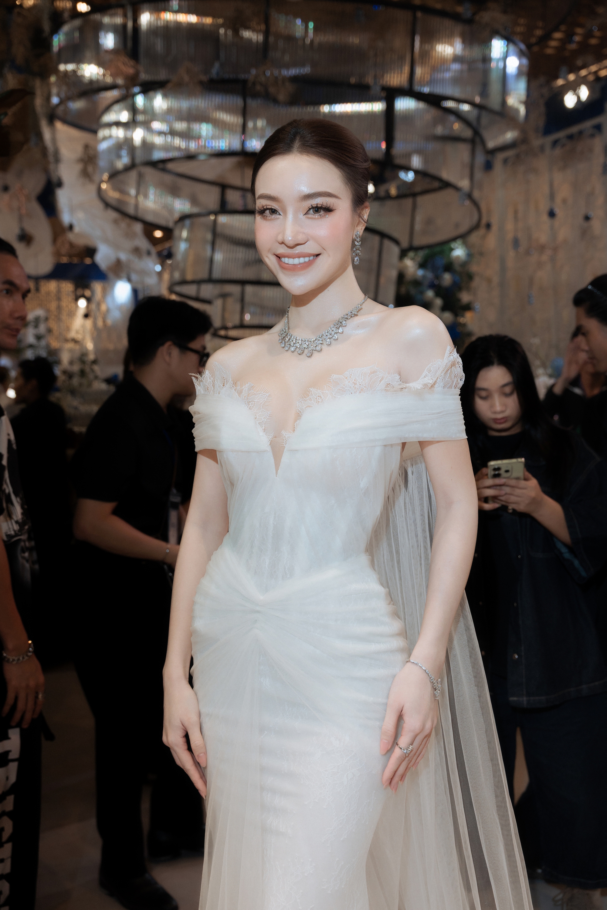 Hồ Ngọc Hà, Thiều Bảo Trâm và dàn sao Việt bị 1 mỹ nhân 41 tuổi Hồ Ngọc Hà, Thiều Bảo Trâm và dàn sao Việt bị 1 mỹ nhân 41 tuổi