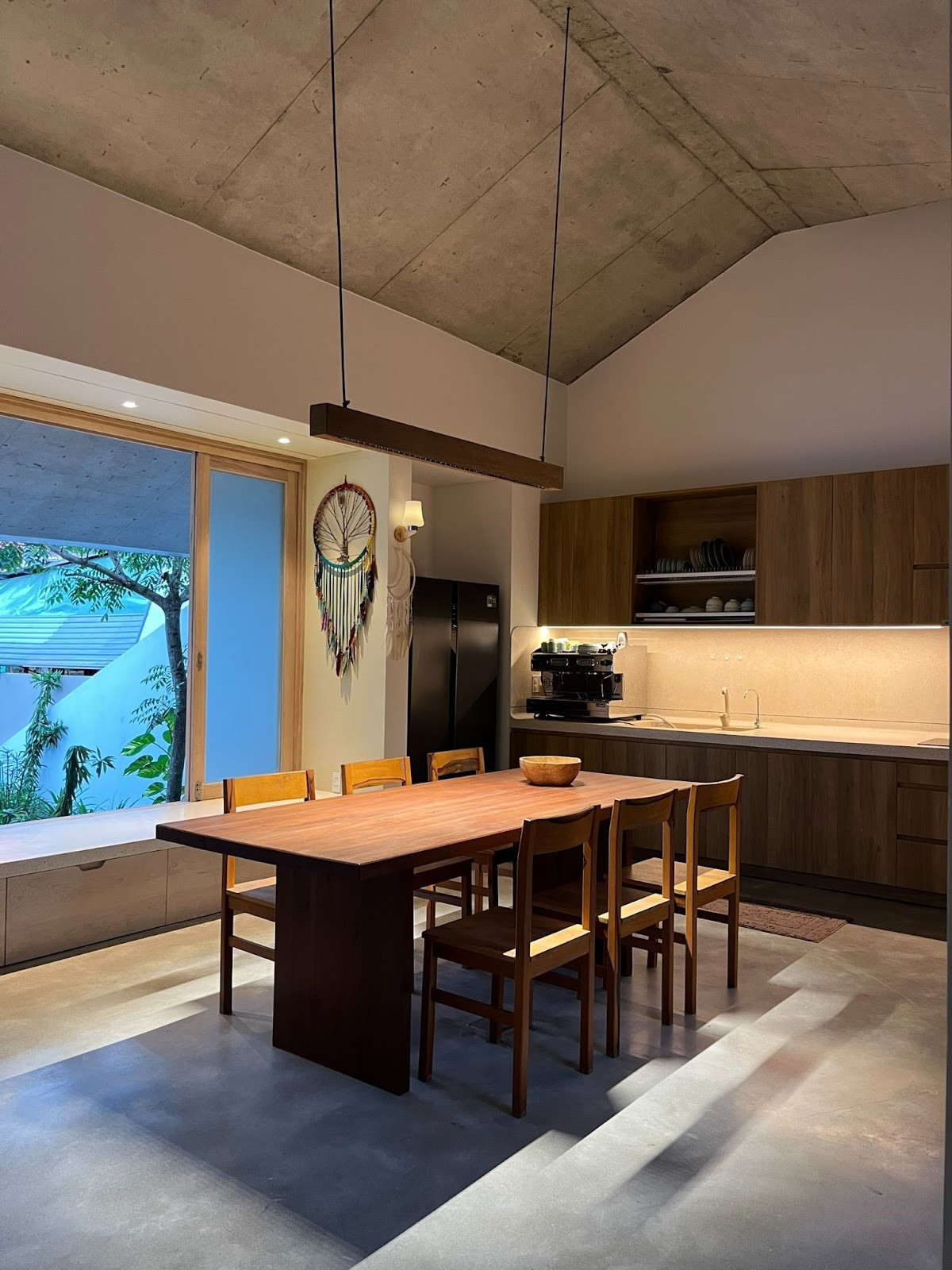 Nhà 120m2 với giếng trời thích nghi khí hậu khắc nghiệt- Ảnh 5. Nhà 120m2 với giếng trời thích nghi khí hậu khắc nghiệt- Ảnh 5.