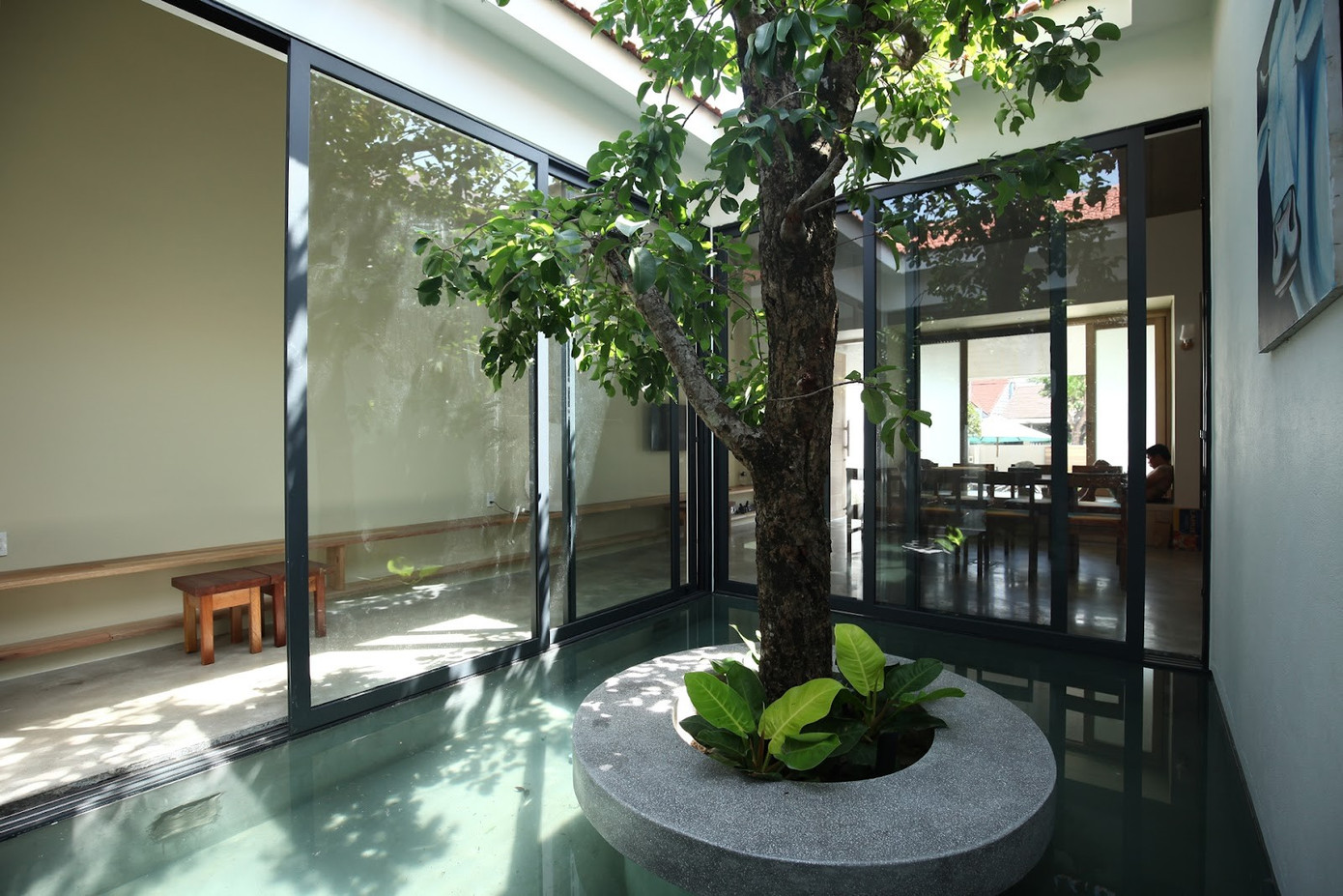 Nhà 120m2 với giếng trời thích nghi khí hậu khắc nghiệt- Ảnh 6. Nhà 120m2 với giếng trời thích nghi khí hậu khắc nghiệt- Ảnh 6.