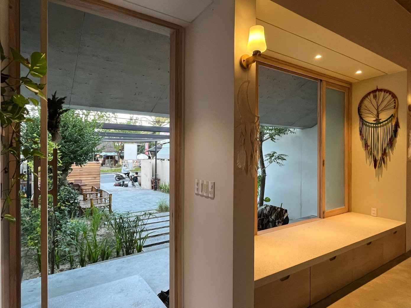Nhà 120m2 với giếng trời thích nghi khí hậu khắc nghiệt- Ảnh 7. Nhà 120m2 với giếng trời thích nghi khí hậu khắc nghiệt- Ảnh 7.