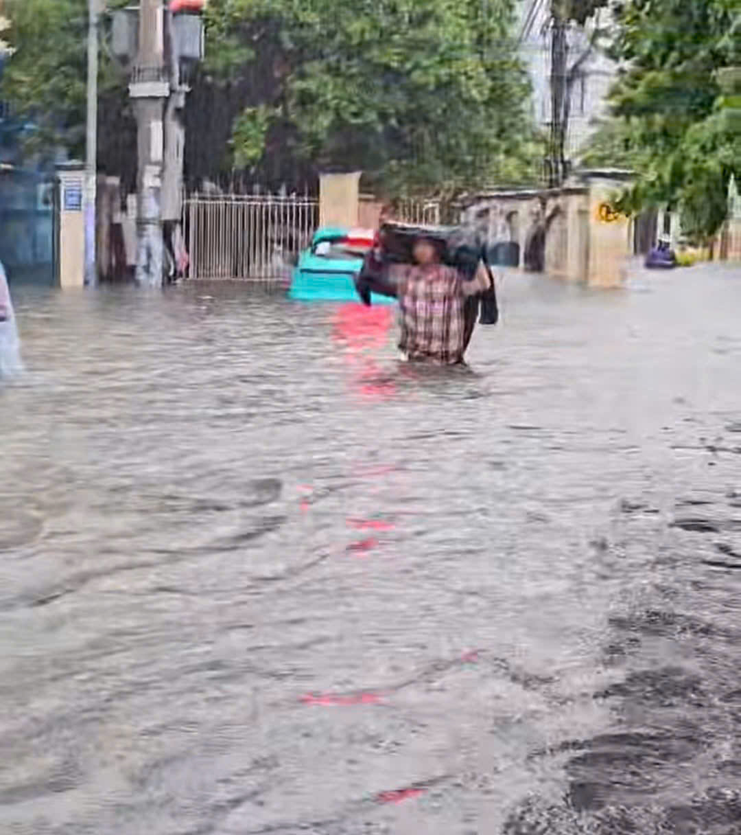 Hình ảnh chỉ 1 trận mưa lớn, Nha Trang chìm trong biển nước- Ảnh 2. Hình ảnh chỉ 1 trận mưa lớn, Nha Trang chìm trong biển nước- Ảnh 2.