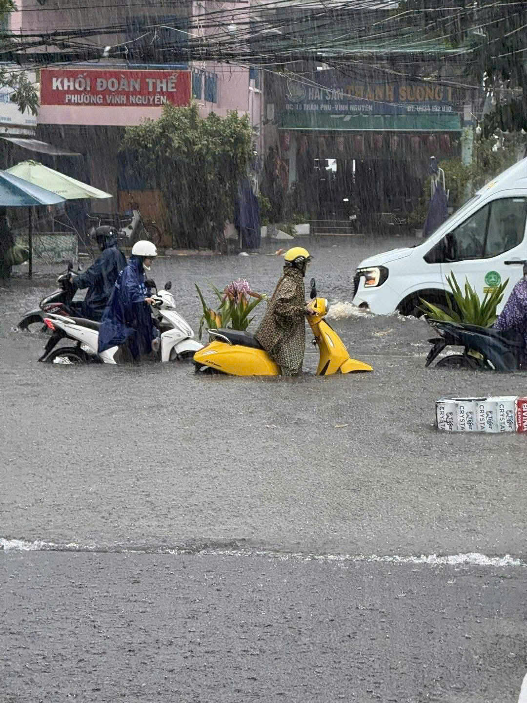 Hình ảnh chỉ 1 trận mưa lớn, Nha Trang chìm trong biển nước- Ảnh 3. Hình ảnh chỉ 1 trận mưa lớn, Nha Trang chìm trong biển nước- Ảnh 3.