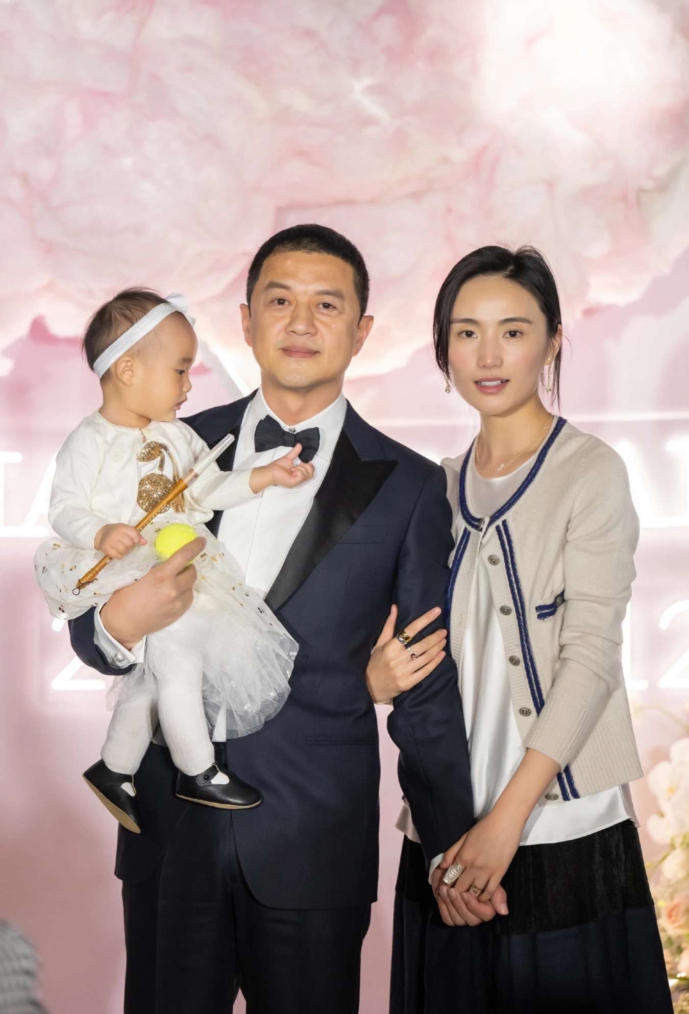 Tài tử Anh Hùng Xạ Điêu gánh khoản nợ khổng lồ, 2 cuộc hôn nhân đều tan vỡ- Ảnh 1. Tài tử Anh Hùng Xạ Điêu gánh khoản nợ khổng lồ, 2 cuộc hôn nhân đều tan vỡ- Ảnh 1.