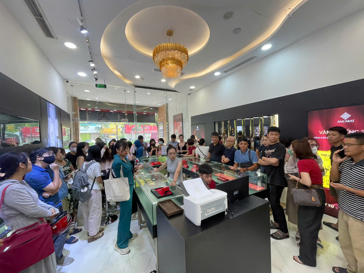 Giá bạc leo thang, người dân nườm nượp xếp hàng từ 6 giờ sáng- Ảnh 6. Giá bạc leo thang, người dân nườm nượp xếp hàng từ 6 giờ sáng- Ảnh 6.
