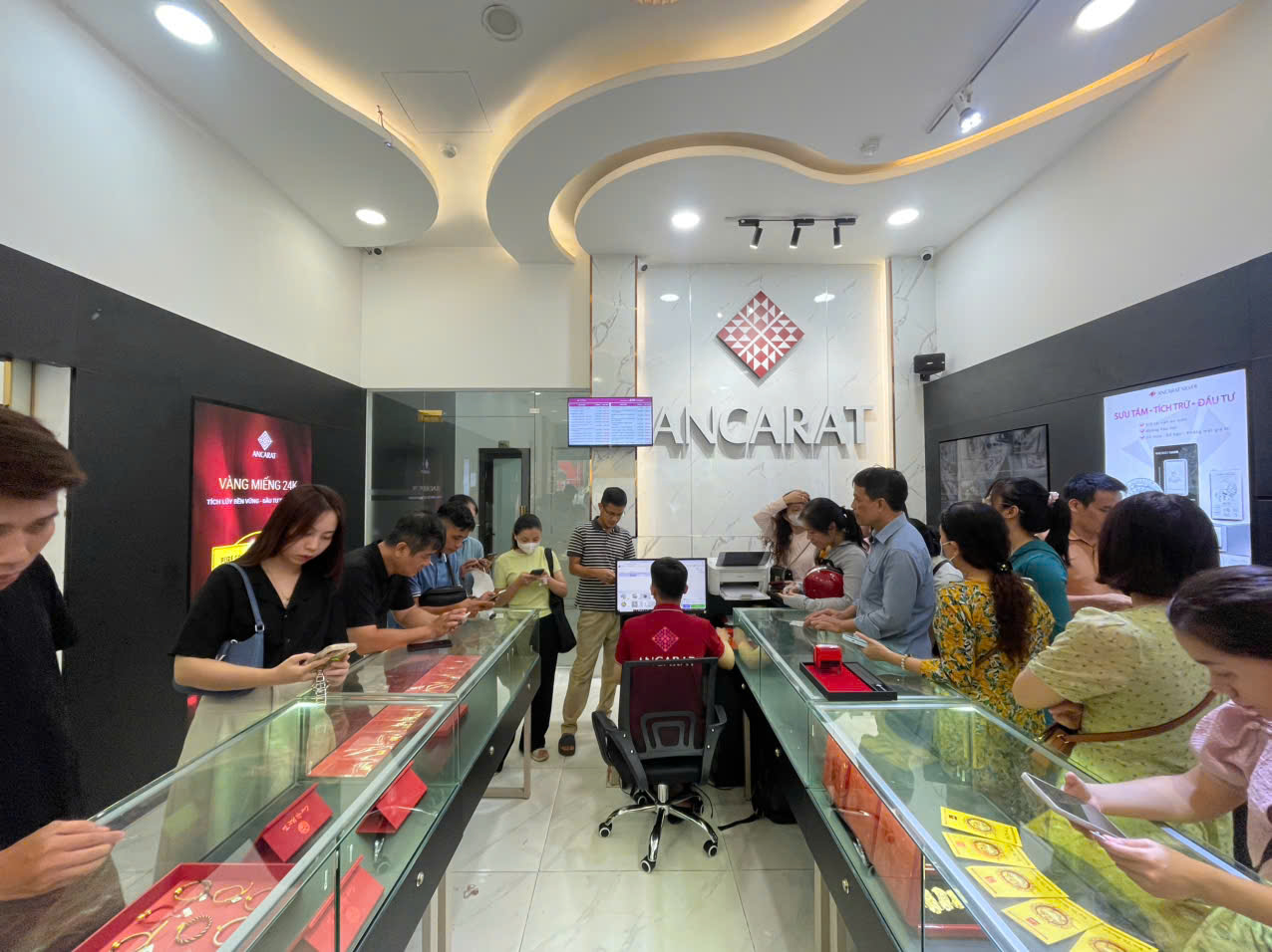Giá bạc leo thang, người dân nườm nượp xếp hàng từ 6 giờ sáng- Ảnh 2. Giá bạc leo thang, người dân nườm nượp xếp hàng từ 6 giờ sáng- Ảnh 2.