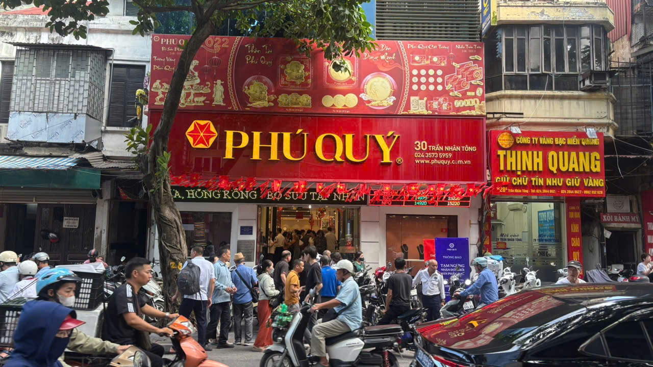 Giá bạc leo thang, người dân nườm nượp xếp hàng từ 6 giờ sáng- Ảnh 1. Giá bạc leo thang, người dân nườm nượp xếp hàng từ 6 giờ sáng- Ảnh 1.