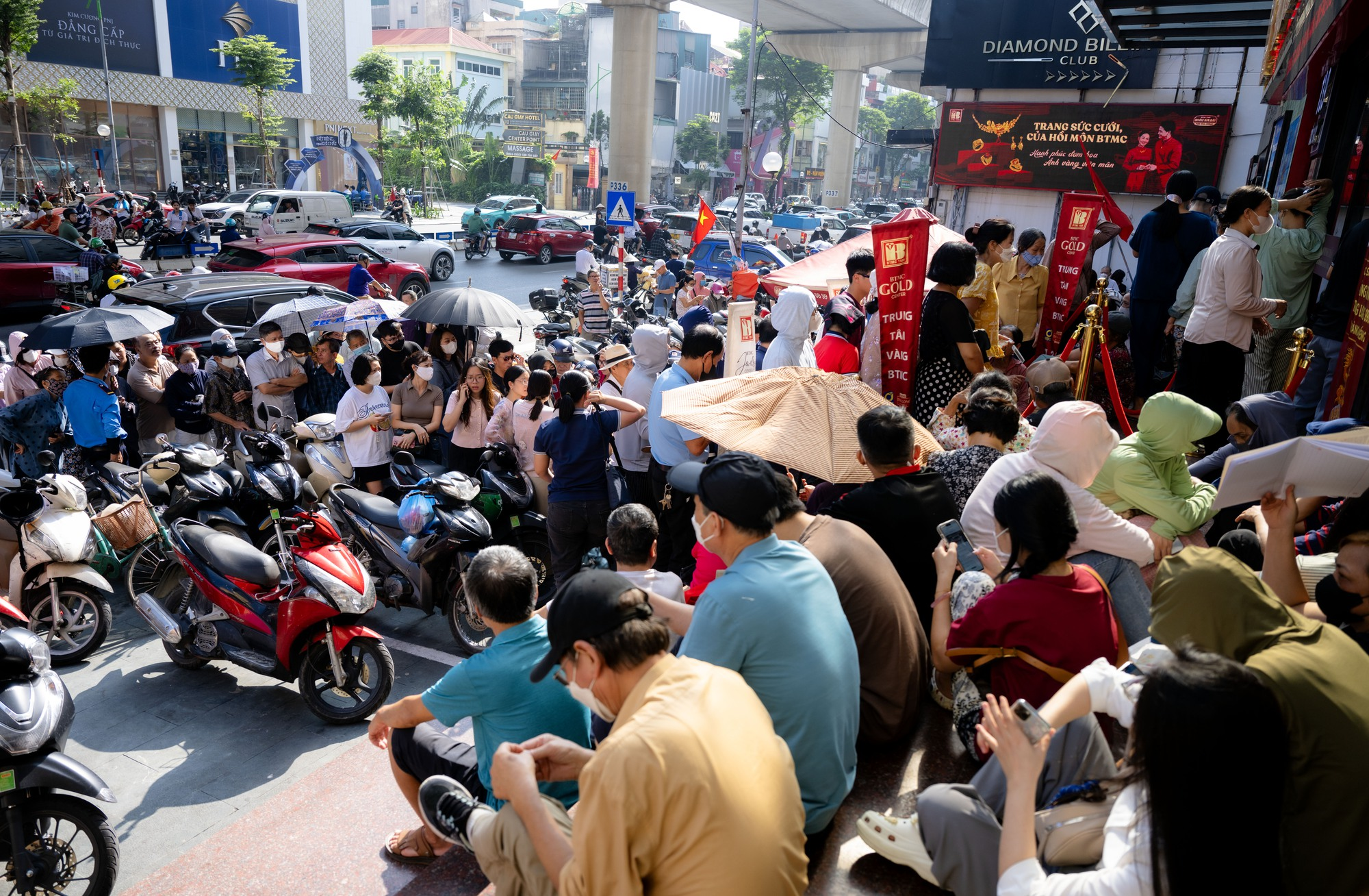 Mang 10 chỉ vàng đi bán ngày giá lập đỉnh, người phụ nữ ở Hà Nội gặp cảnh sợ hãi, "quay xe" vội- Ảnh 1. Mang 10 chỉ vàng đi bán ngày giá lập đỉnh, người phụ nữ ở Hà Nội gặp cảnh sợ hãi, "quay xe" vội- Ảnh 1.