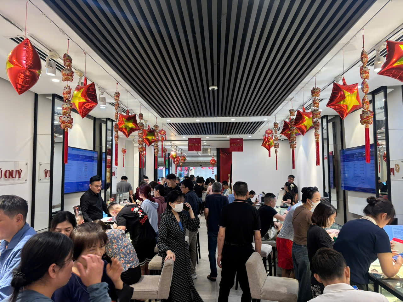 Giá bạc leo thang, người dân nườm nượp xếp hàng từ 6 giờ sáng- Ảnh 5. Giá bạc leo thang, người dân nườm nượp xếp hàng từ 6 giờ sáng- Ảnh 5.