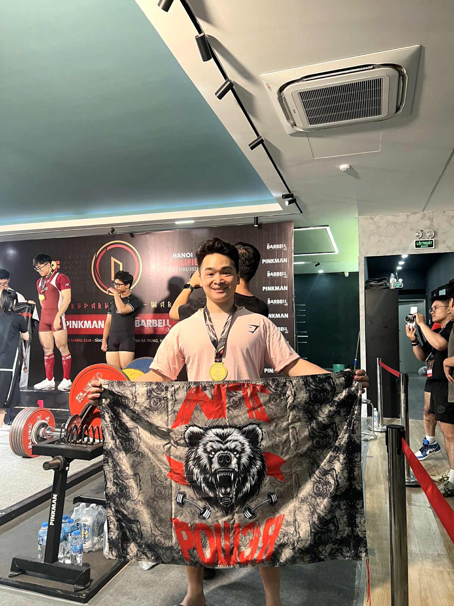 Bức ảnh lưu lại tư thế đứng của 2 cô gái gây xôn xao MXH xứ Trung: Đứng thế nào mới đúng để vừa đẹp vừa không hại ?- Ảnh 2. Bức ảnh lưu lại tư thế đứng của 2 cô gái gây xôn xao MXH xứ Trung: Đứng thế nào mới đúng để vừa đẹp vừa không hại ?- Ảnh 2.