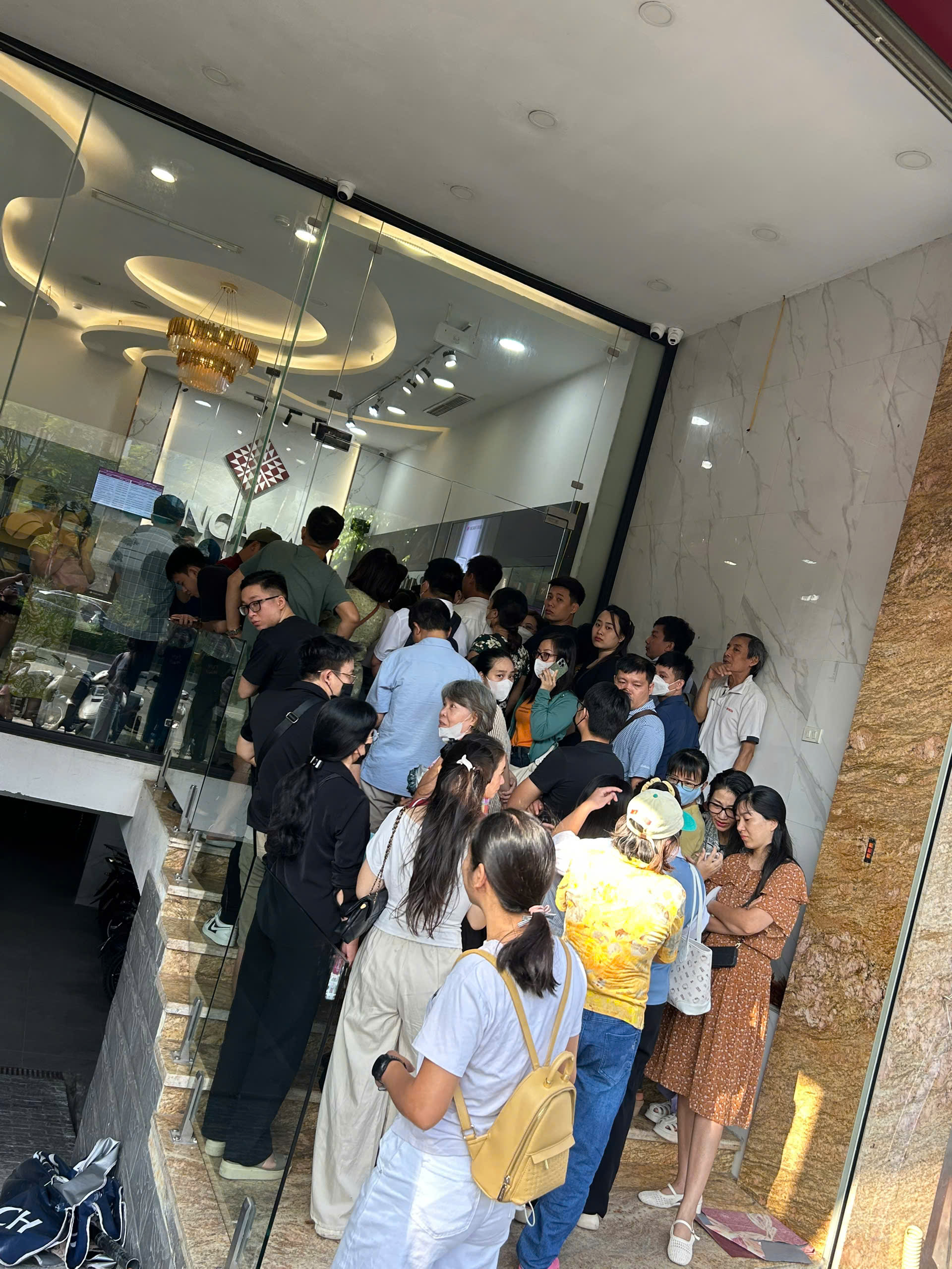 Giá bạc leo thang, người dân nườm nượp xếp hàng từ 6 giờ sáng- Ảnh 3. Giá bạc leo thang, người dân nườm nượp xếp hàng từ 6 giờ sáng- Ảnh 3.