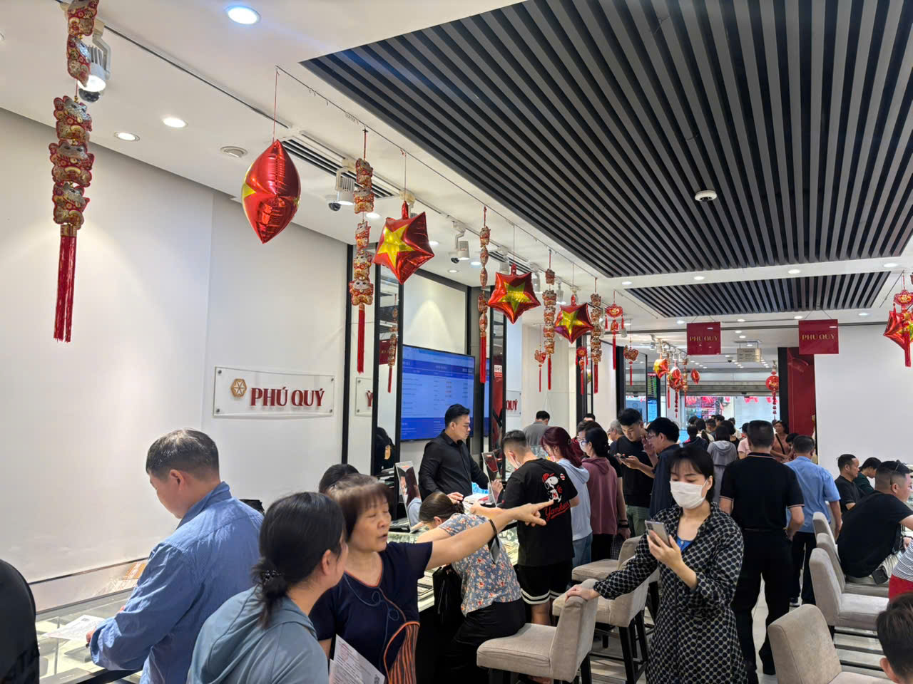Giá bạc leo thang, người dân nườm nượp xếp hàng từ 6 giờ sáng- Ảnh 4. Giá bạc leo thang, người dân nườm nượp xếp hàng từ 6 giờ sáng- Ảnh 4.