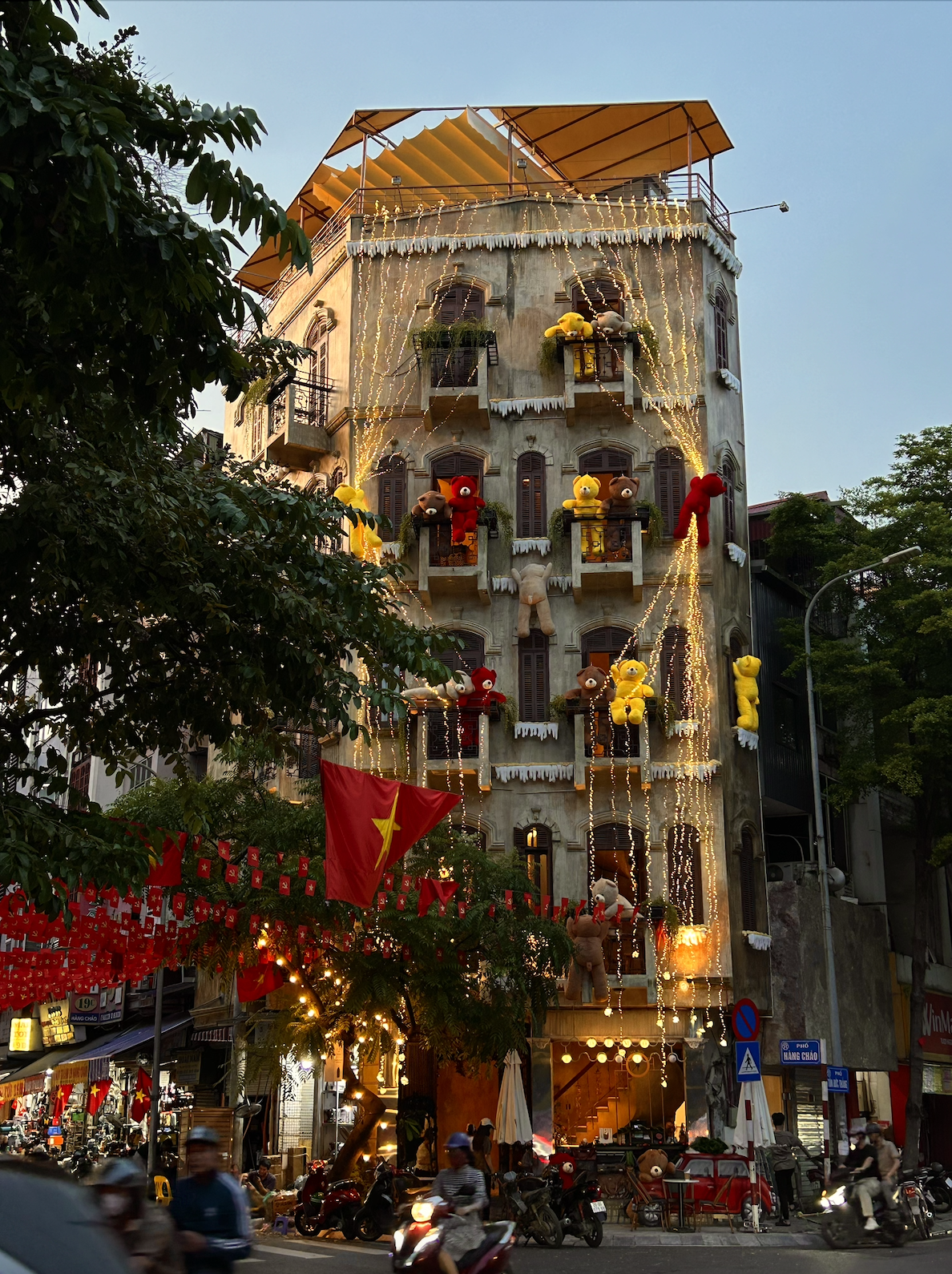 Xuất hiện "toà nhà gấu bông" giữa lòng Hà Nội, là nơi đón Giáng sinh sớm nhất trung tâm Thủ đô- Ảnh 1. Xuất hiện "toà nhà gấu bông" giữa lòng Hà Nội, là nơi đón Giáng sinh sớm nhất trung tâm Thủ đô- Ảnh 1.