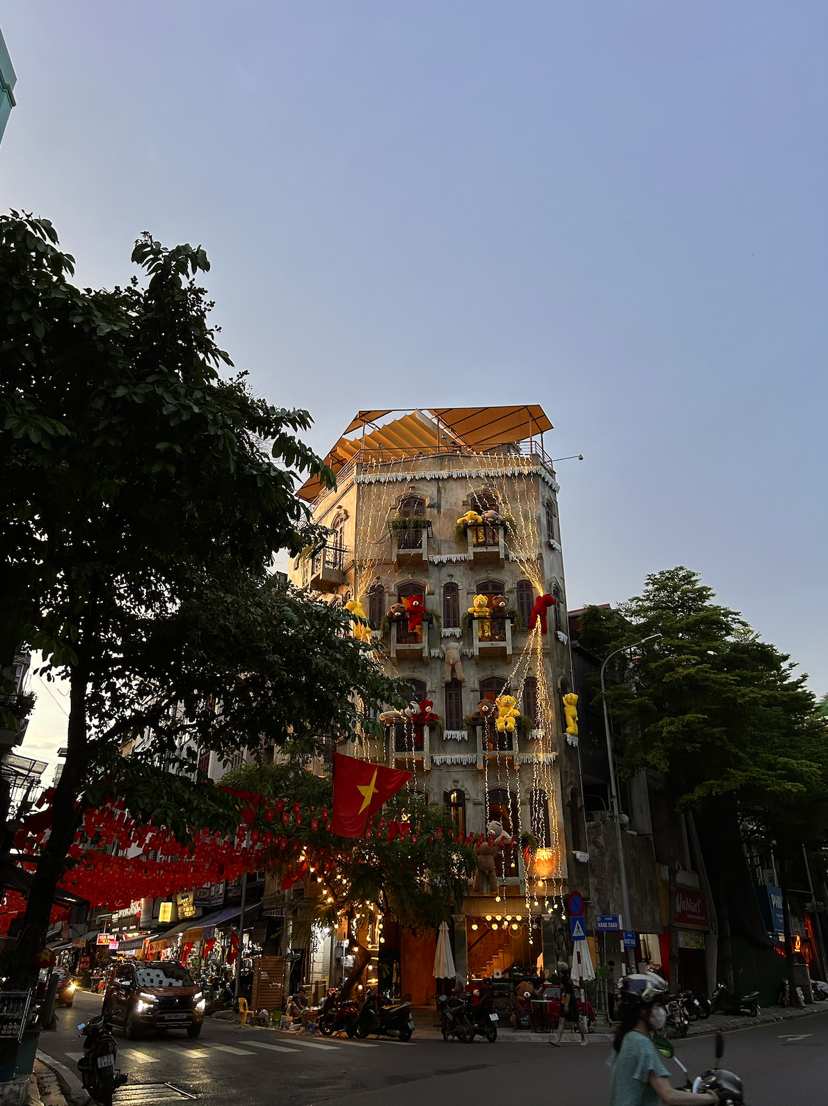 Xuất hiện "toà nhà gấu bông" giữa lòng Hà Nội, là nơi đón Giáng sinh sớm nhất trung tâm Thủ đô- Ảnh 10. Xuất hiện "toà nhà gấu bông" giữa lòng Hà Nội, là nơi đón Giáng sinh sớm nhất trung tâm Thủ đô- Ảnh 10.