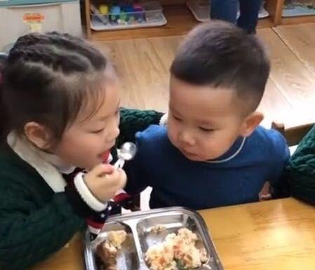 Cô giáo gửi bức ảnh chụp 2 đứa trẻ đang ăn đến nhóm phụ huynh, nhiều người tức giận - Hiệu trưởng nói: Chuyện bình thường!- Ảnh 1. Cô giáo gửi bức ảnh chụp 2 đứa trẻ đang ăn đến nhóm phụ huynh, nhiều người tức giận - Hiệu trưởng nói: Chuyện bình thường!- Ảnh 1.