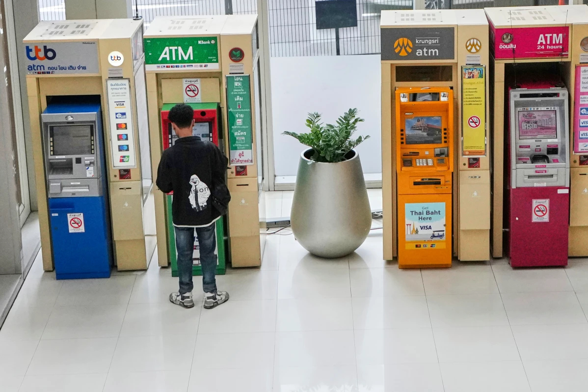 Nhiều nước siết chuyển tiền trực tuyến- Ảnh 1.