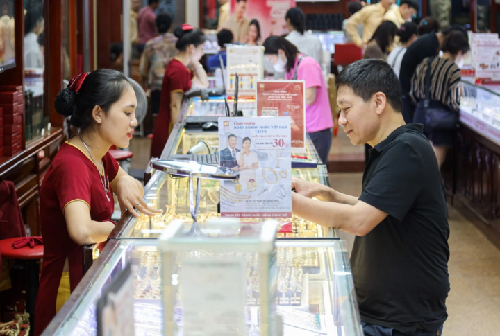 Vàng tăng điên loạn: Người có chút tích trữ còm cõi làm gì để giữ tiền?- Ảnh 2.