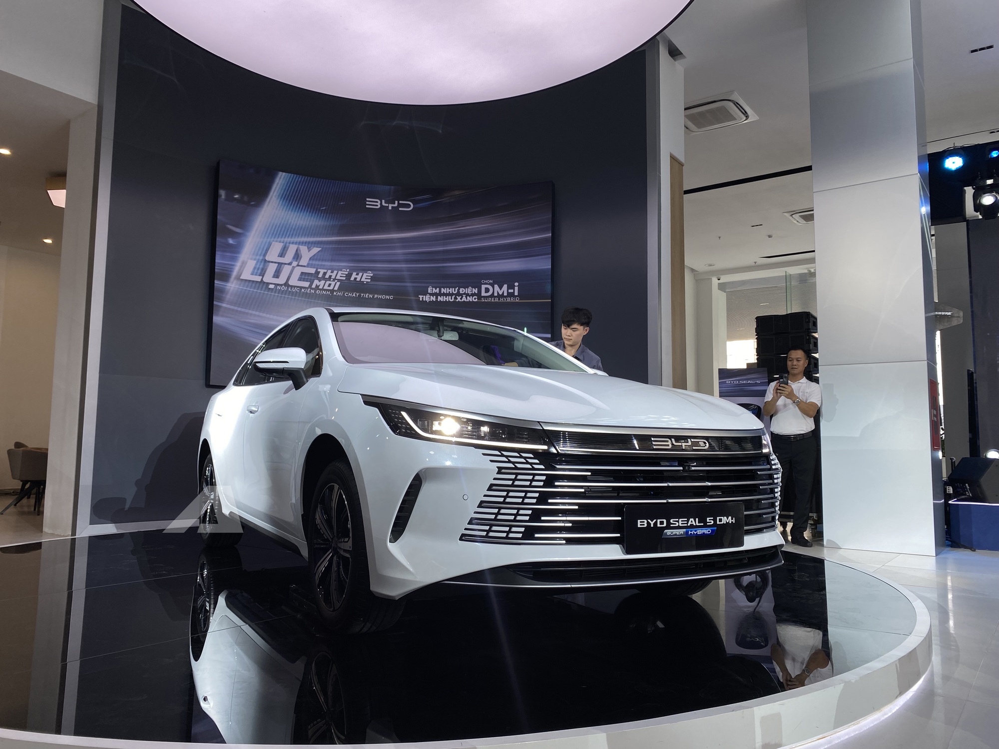 BYD Seal 5 ra mắt Việt Nam: Giá 696 triệu đồng, cùng cỡ Civic, máy hybrid cắm sạc tiêu thụ 3,8 lít/100km- Ảnh 2. BYD Seal 5 ra mắt Việt Nam: Giá 696 triệu đồng, cùng cỡ Civic, máy hybrid cắm sạc tiêu thụ 3,8 lít/100km- Ảnh 2.