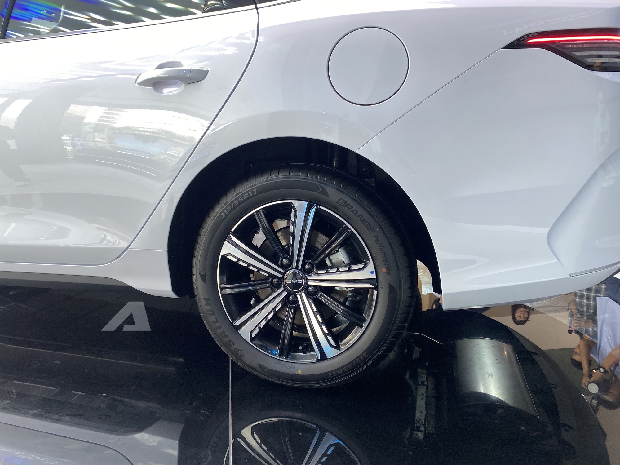 BYD Seal 5 ra mắt Việt Nam: Giá 696 triệu đồng, cùng cỡ Civic, máy hybrid cắm sạc tiêu thụ 3,8 lít/100km- Ảnh 4. BYD Seal 5 ra mắt Việt Nam: Giá 696 triệu đồng, cùng cỡ Civic, máy hybrid cắm sạc tiêu thụ 3,8 lít/100km- Ảnh 4.