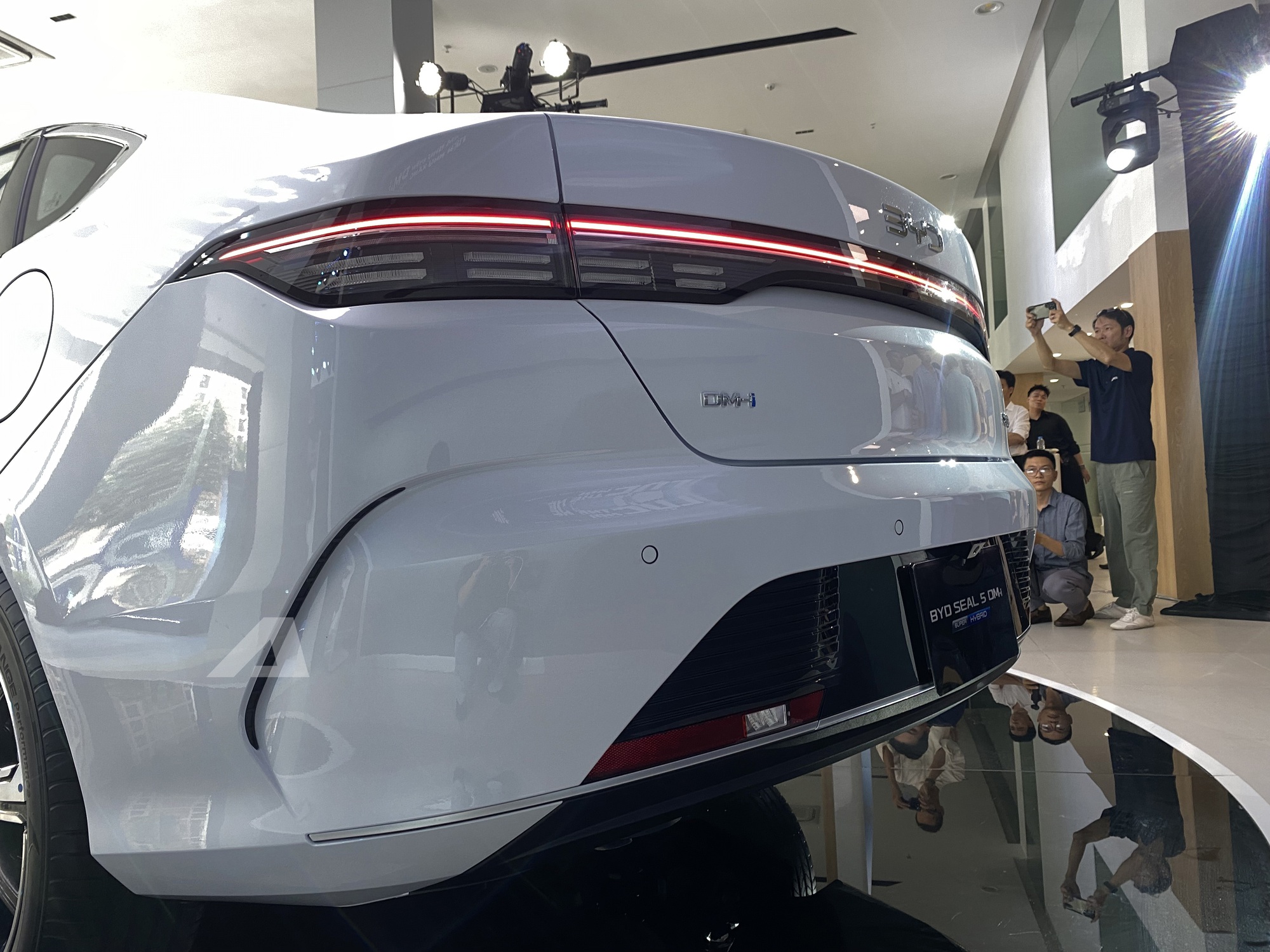 BYD Seal 5 ra mắt Việt Nam: Giá 696 triệu đồng, cùng cỡ Civic, máy hybrid cắm sạc tiêu thụ 3,8 lít/100km- Ảnh 5. BYD Seal 5 ra mắt Việt Nam: Giá 696 triệu đồng, cùng cỡ Civic, máy hybrid cắm sạc tiêu thụ 3,8 lít/100km- Ảnh 5.