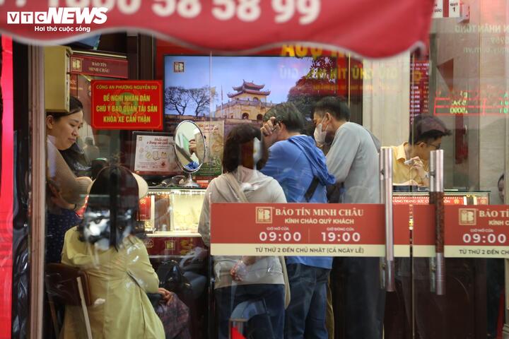 Vàng vượt 152 triệu/lượng: Bị hạn chế 2 ngày mới được mua, khách quay ra ôm bạc- Ảnh 3. Vàng vượt 152 triệu/lượng: Bị hạn chế 2 ngày mới được mua, khách quay ra ôm bạc- Ảnh 3.