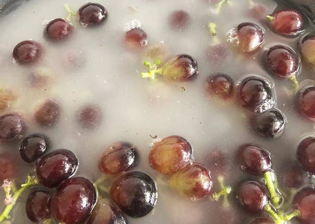 Dùng muối và baking soda rửa nho là sai, đây mới là cách đúng khiến trứng côn trùng cũng phải tự động Dùng muối và baking soda rửa nho là sai, đây mới là cách đúng khiến trứng côn trùng cũng phải tự động