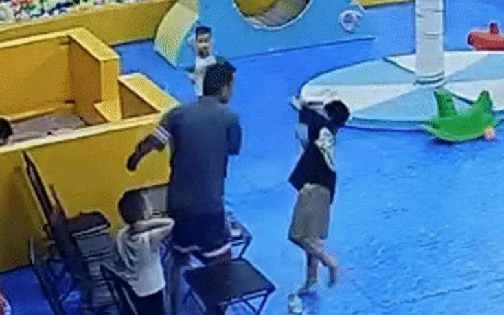 Vụ bé trai 8 tuổi bị tát ù tai, phụ huynh phẫn nộ: Bảo vệ con mình không phải đi đánh đứa trẻ khác!- Ảnh 2. Vụ bé trai 8 tuổi bị tát ù tai, phụ huynh phẫn nộ: Bảo vệ con mình không phải đi đánh đứa trẻ khác!- Ảnh 2.