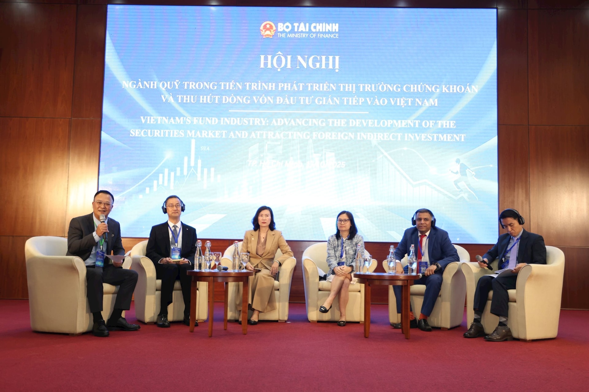 Bộ trưởng Bộ Tài chính đề nghị UBCKNN tập trung thực hiện 5 nhóm giải pháp phát triển thị trường chứng khoán- Ảnh 1.